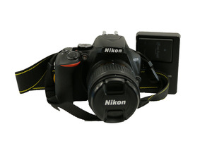 NIKON D3500 DSLR CAMERA WITH LENS BATTERY AND CHARGER